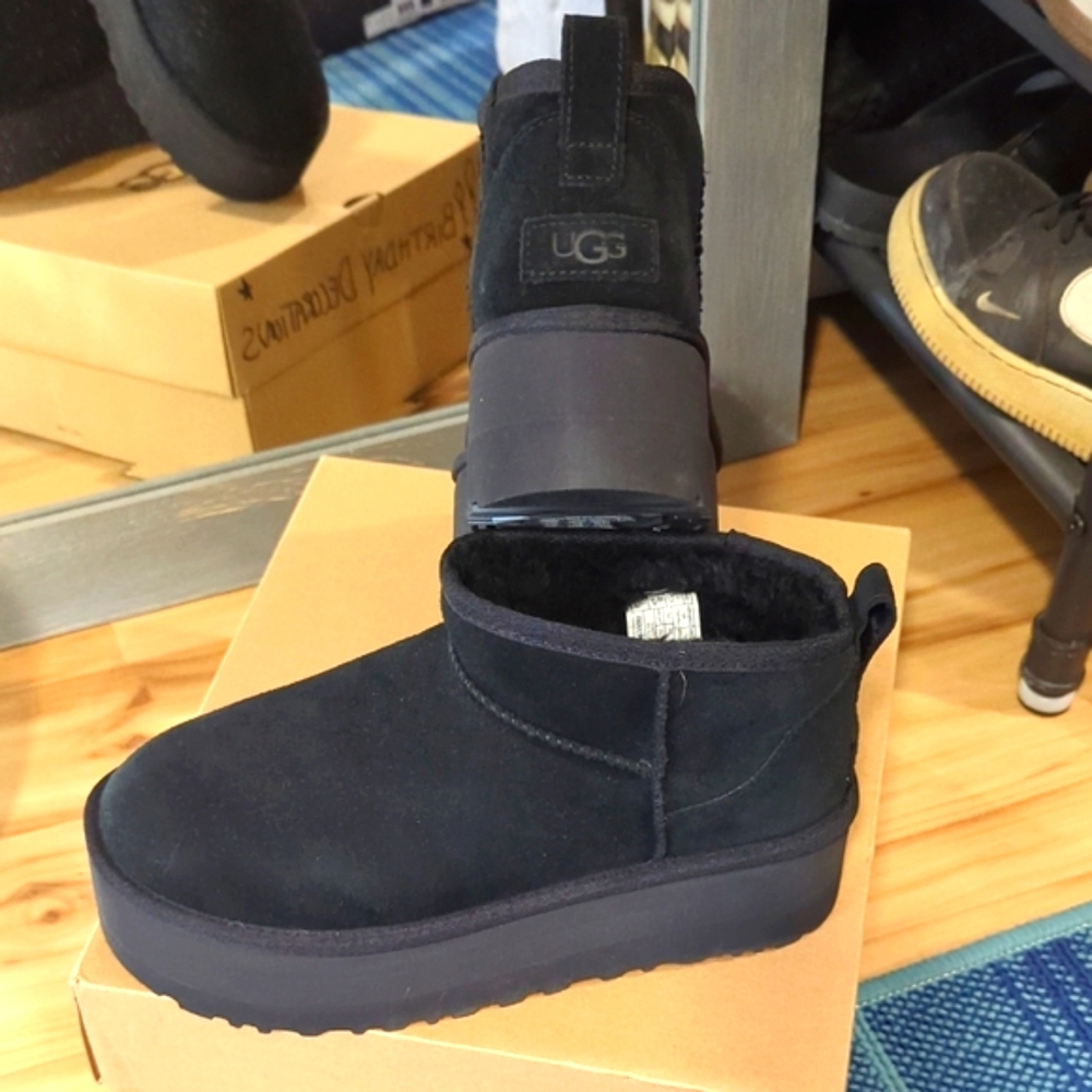 UGG Classic Ultra Mini Black Boots             ✨New In Box ✨Size 8 (39 EU) 🖤